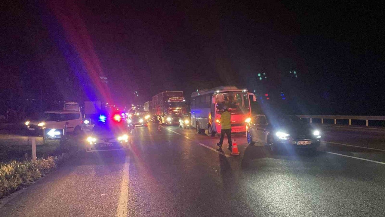 Erzincan’da iki otomobilin çarpıştığı kazada 12 kişi yaralandı