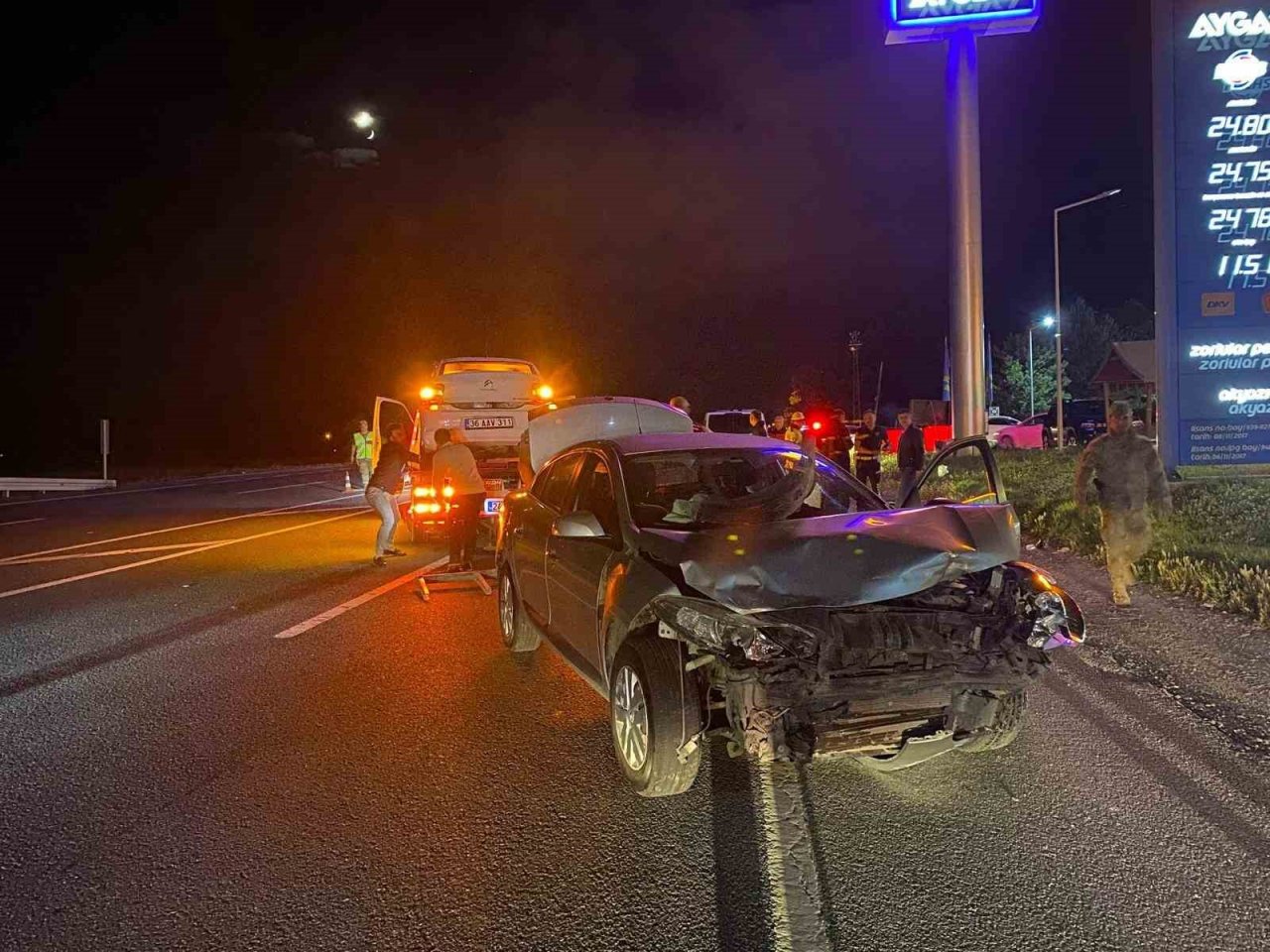 Erzincan’da iki otomobilin çarpıştığı kazada 12 kişi yaralandı