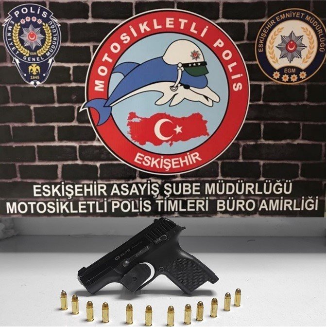 Şüpheli şahısların üzerinde tabanca ele geçirildi