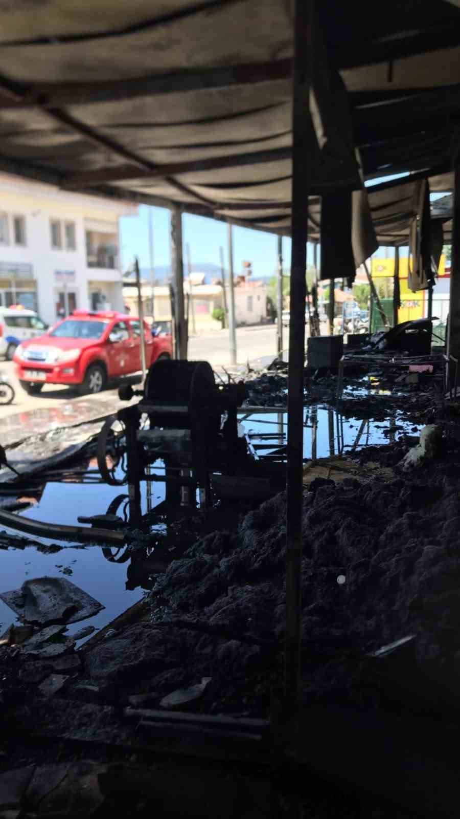 Fethiye’de oyuncak dükkanı küle döndü