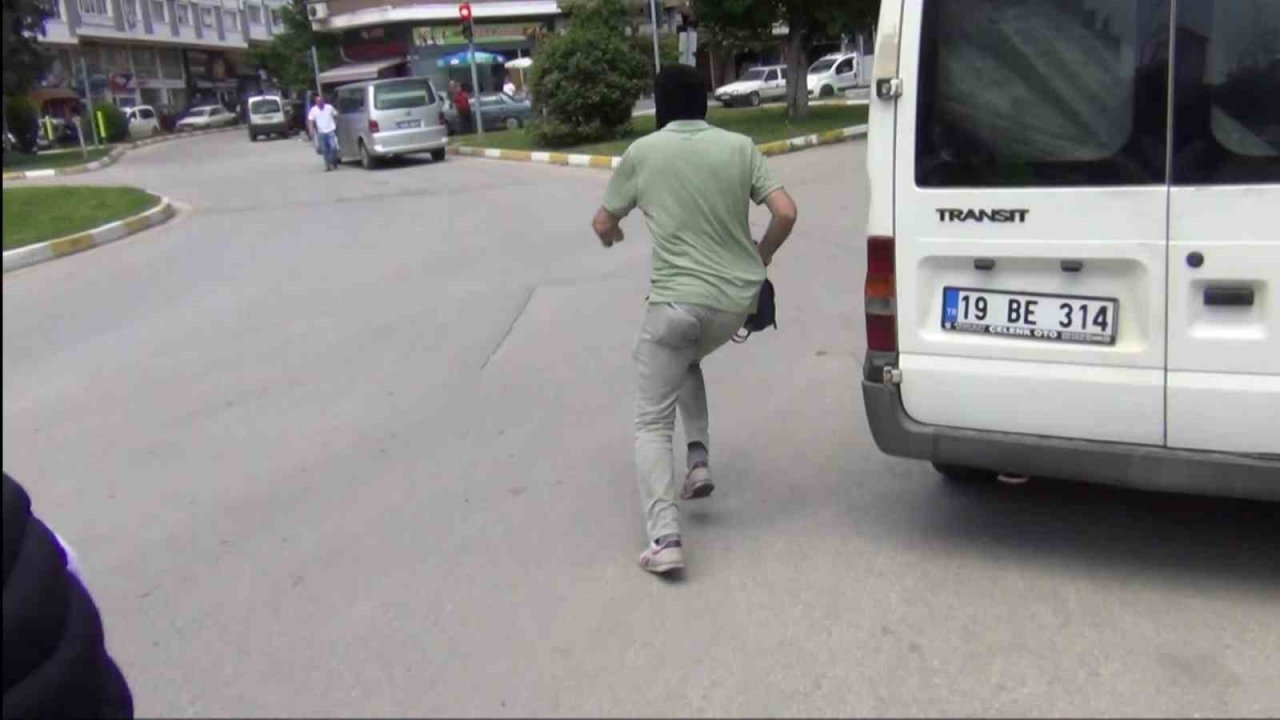 Filmleri aratmayan tatbikatı gerçek sandılar, hırsız kılığındaki polisi yakalamaya çalıştılar