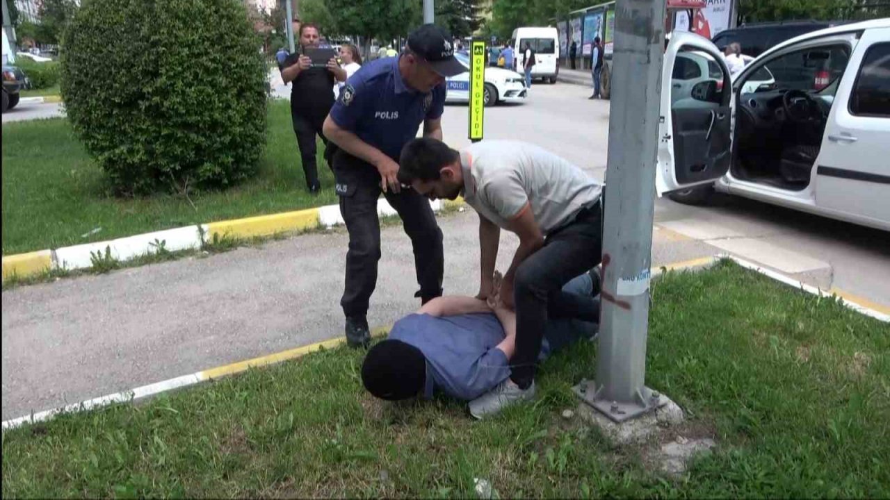 Filmleri aratmayan tatbikatı gerçek sandılar, hırsız kılığındaki polisi yakalamaya çalıştılar