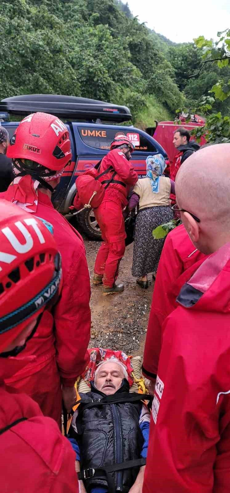 Giresun’un Duroğlu Beldesi’nde evlerin mahsur kalan vatandaşlar tek tek kurtarılıyor