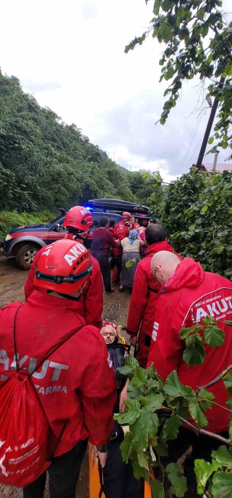 Giresun’un Duroğlu Beldesi’nde evlerin mahsur kalan vatandaşlar tek tek kurtarılıyor