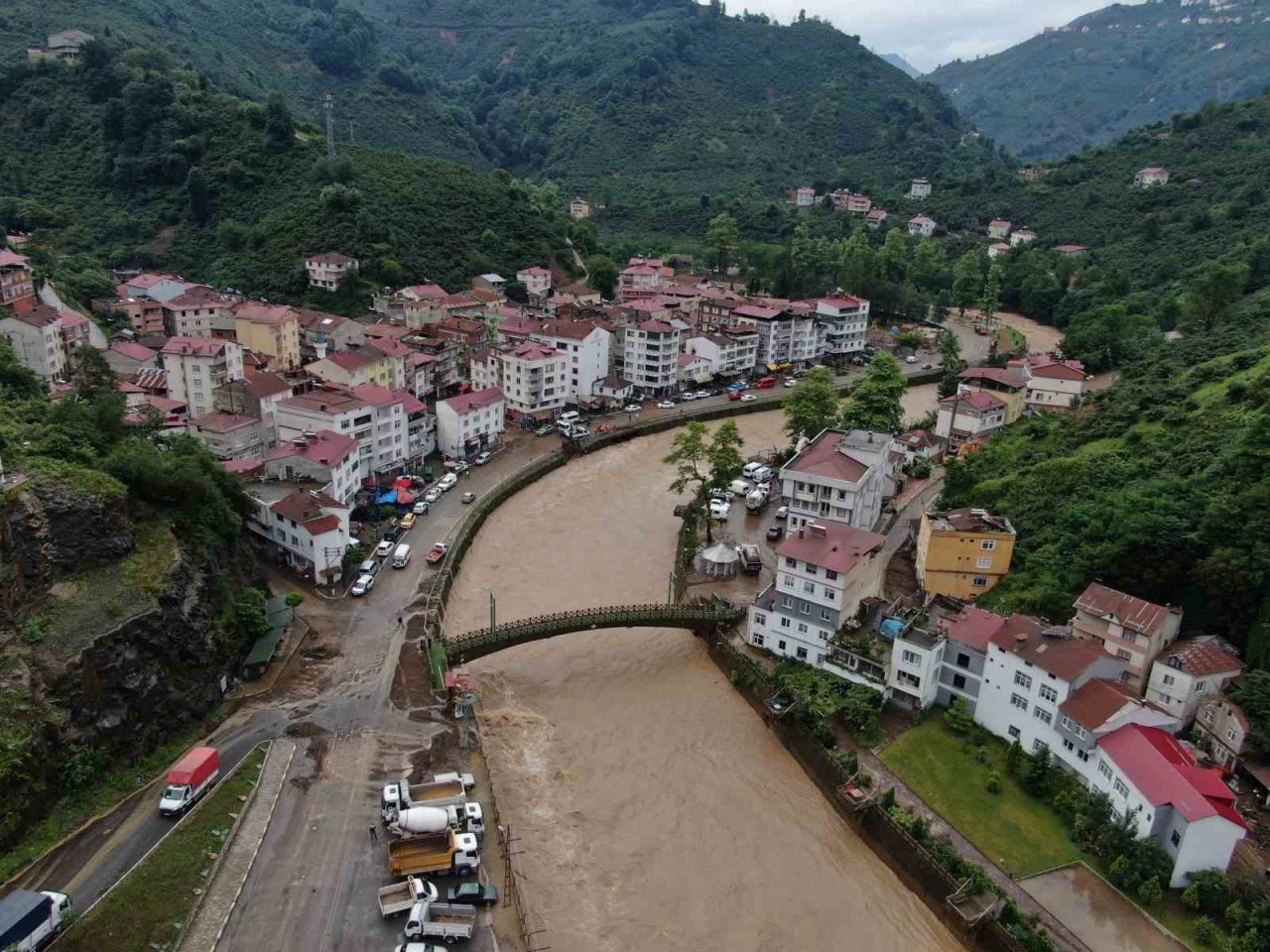 Sel, su baskınları ve heyelanların zarar verdiği Giresun’un Duroğlu Beldesi havadan görüntülendi