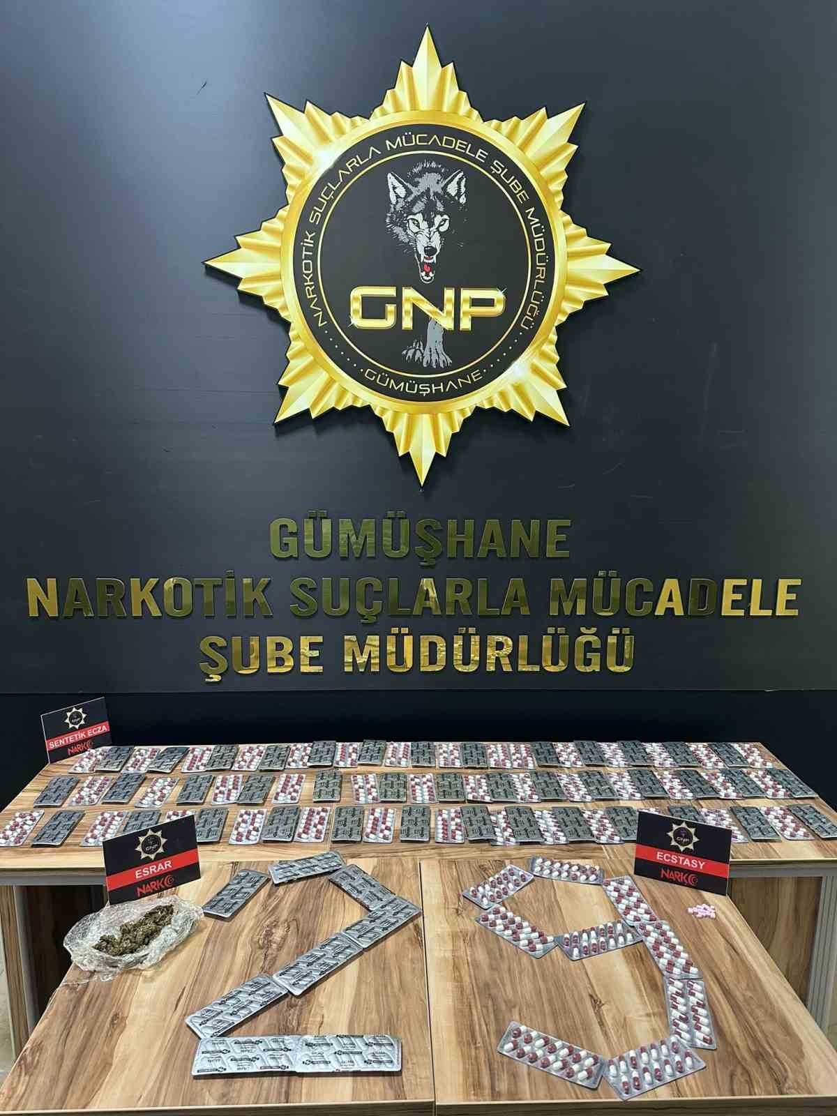 Gümüşhane’de sırt çantasında bin 372 adet uyuşturucu ile yakalanan şahıs tutuklandı