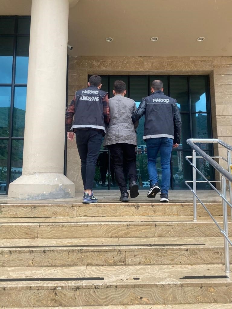 Gümüşhane’de sırt çantasında bin 372 adet uyuşturucu ile yakalanan şahıs tutuklandı