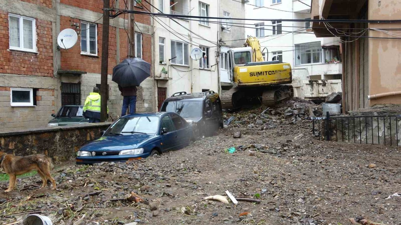 Duroğlu beldesinde sel ve su baskınları ile mücadele sürüyor