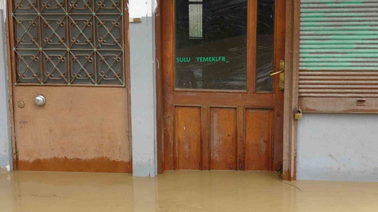 Duroğlu beldesinde sel ve su baskınları ile mücadele sürüyor