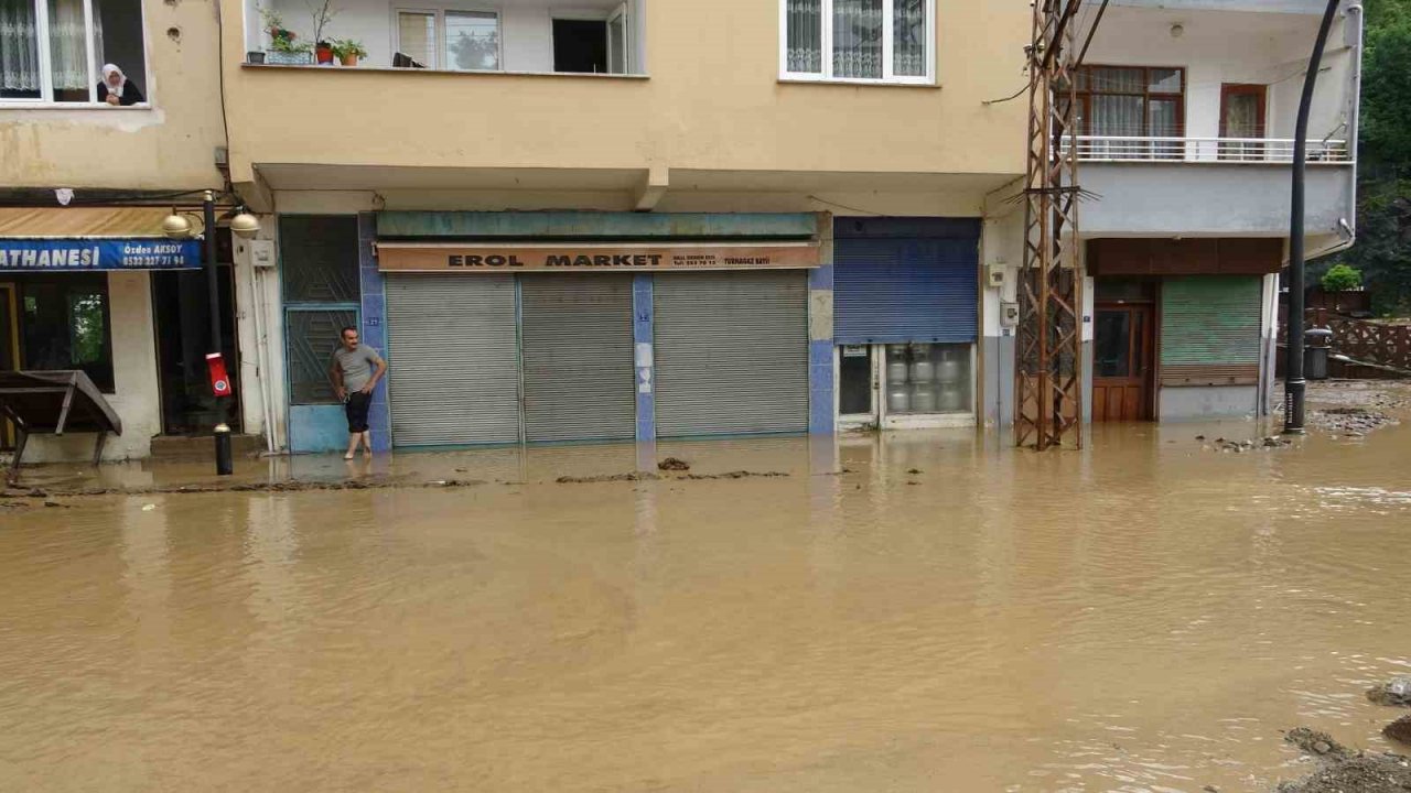 Duroğlu beldesinde sel ve su baskınları ile mücadele sürüyor