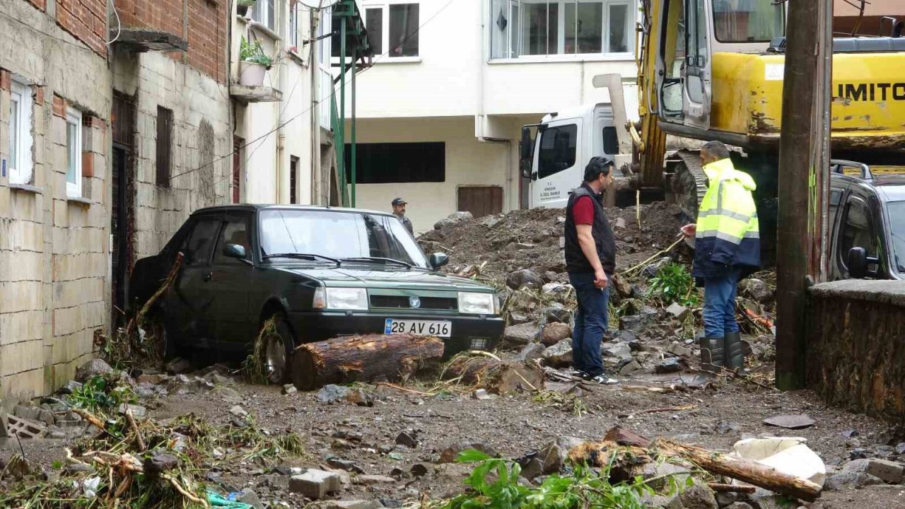 Duroğlu beldesinde sel ve su baskınları ile mücadele sürüyor