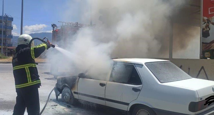 Park halindeki araç yandı