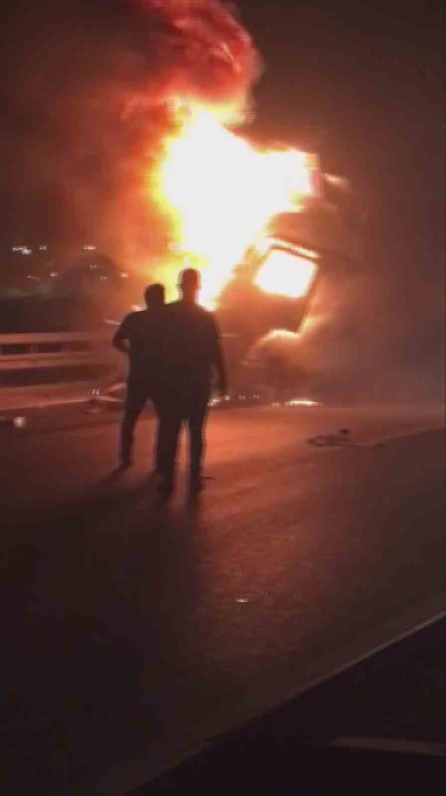 Çarpışan tırlardan biri alev alev yandı: 1 yaralı