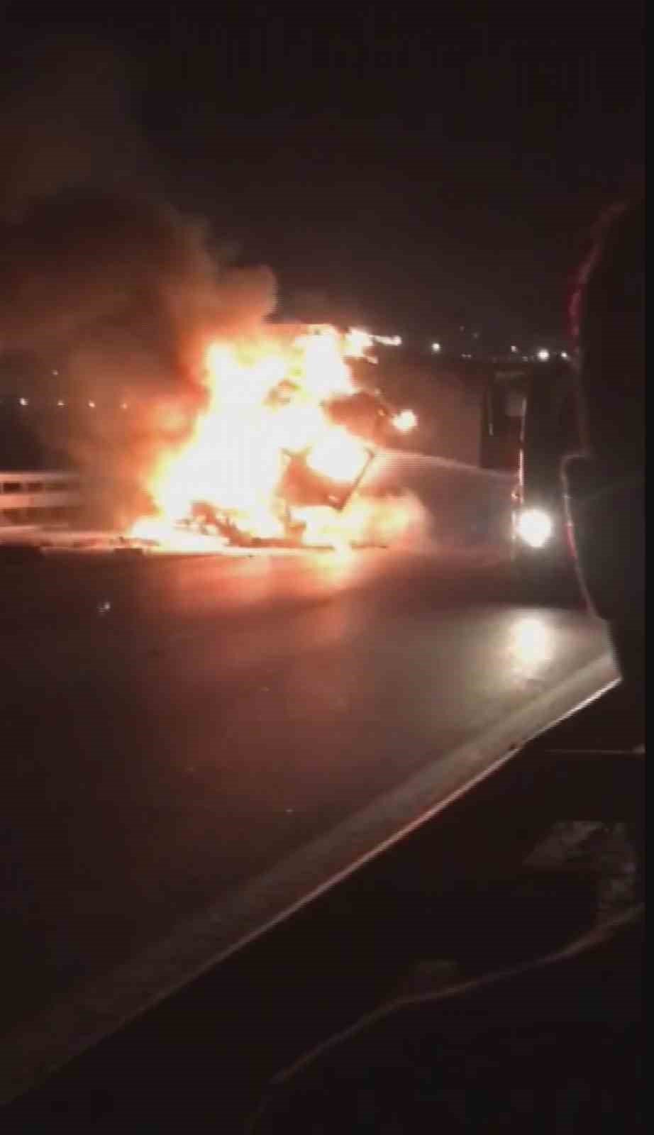 Çarpışan tırlardan biri alev alev yandı: 1 yaralı