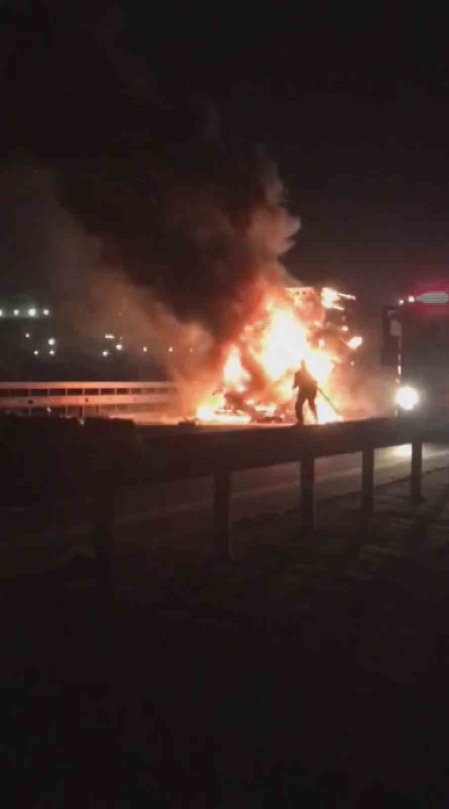 Çarpışan tırlardan biri alev alev yandı: 1 yaralı