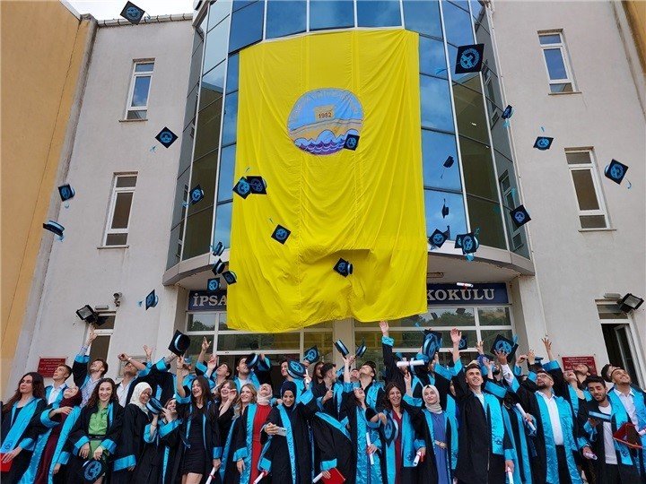 İpsala Meslek Yüksekokulu’nda mezuniyet coşkusu yaşandı