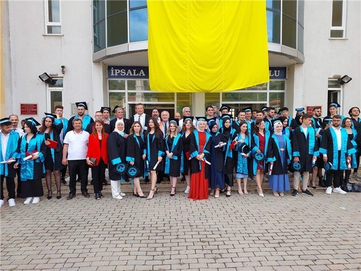 İpsala Meslek Yüksekokulu’nda mezuniyet coşkusu yaşandı