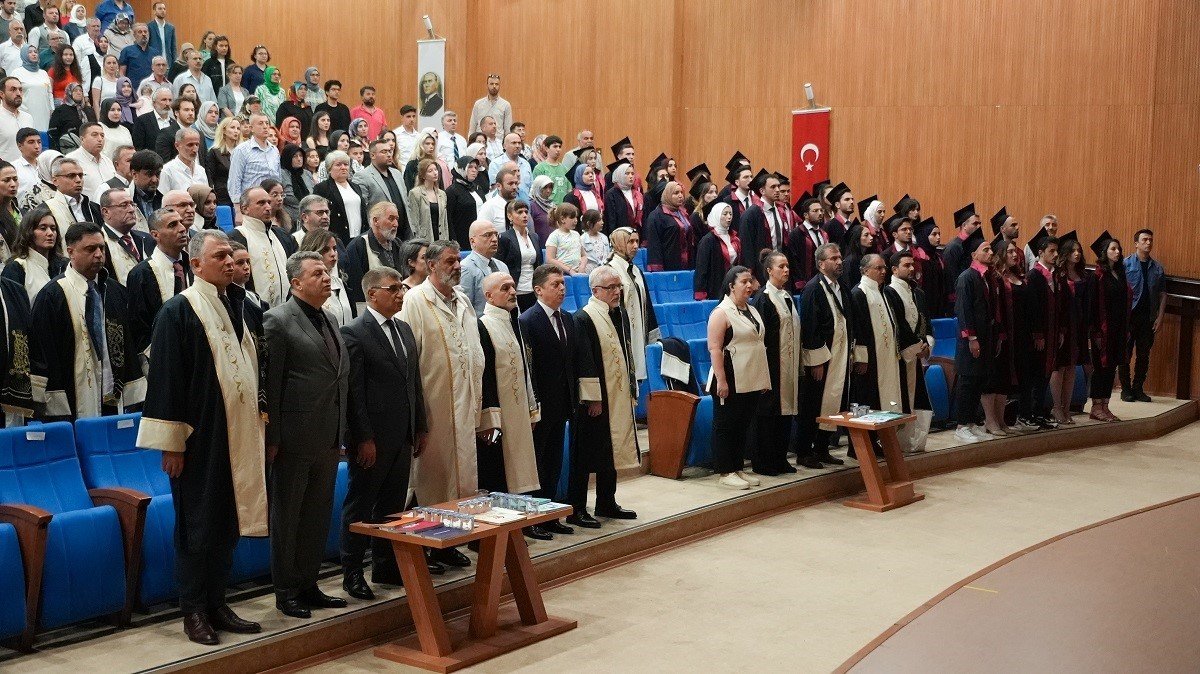 Tıp fakültesinden 60 öğrenci mezuniyet coşkusunu yaşadı