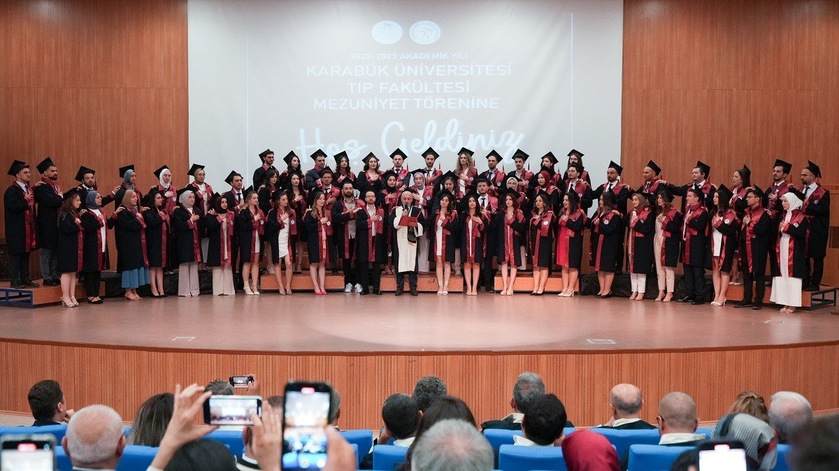 Tıp fakültesinden 60 öğrenci mezuniyet coşkusunu yaşadı