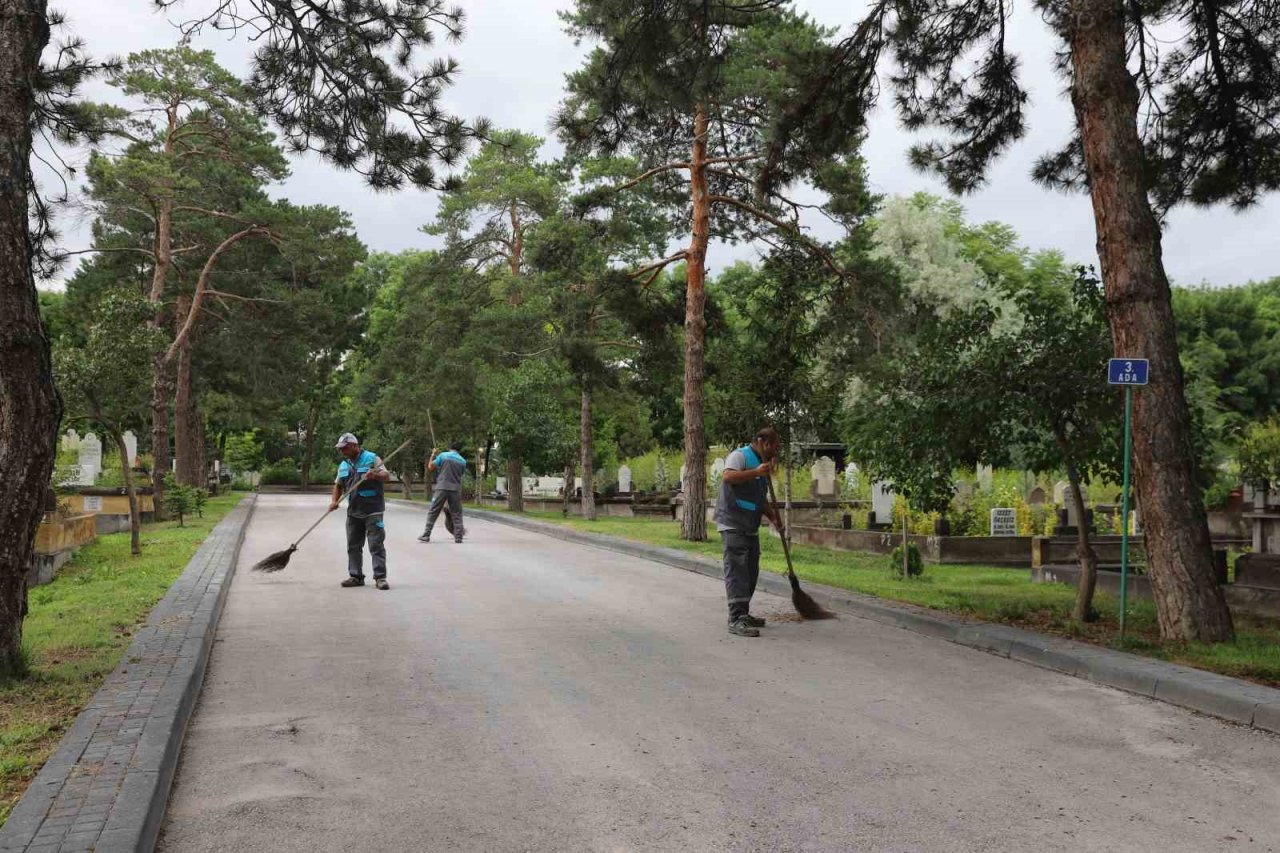Kayseri Büyükşehir Mezarlıkları bayrama hazır hale getirdi