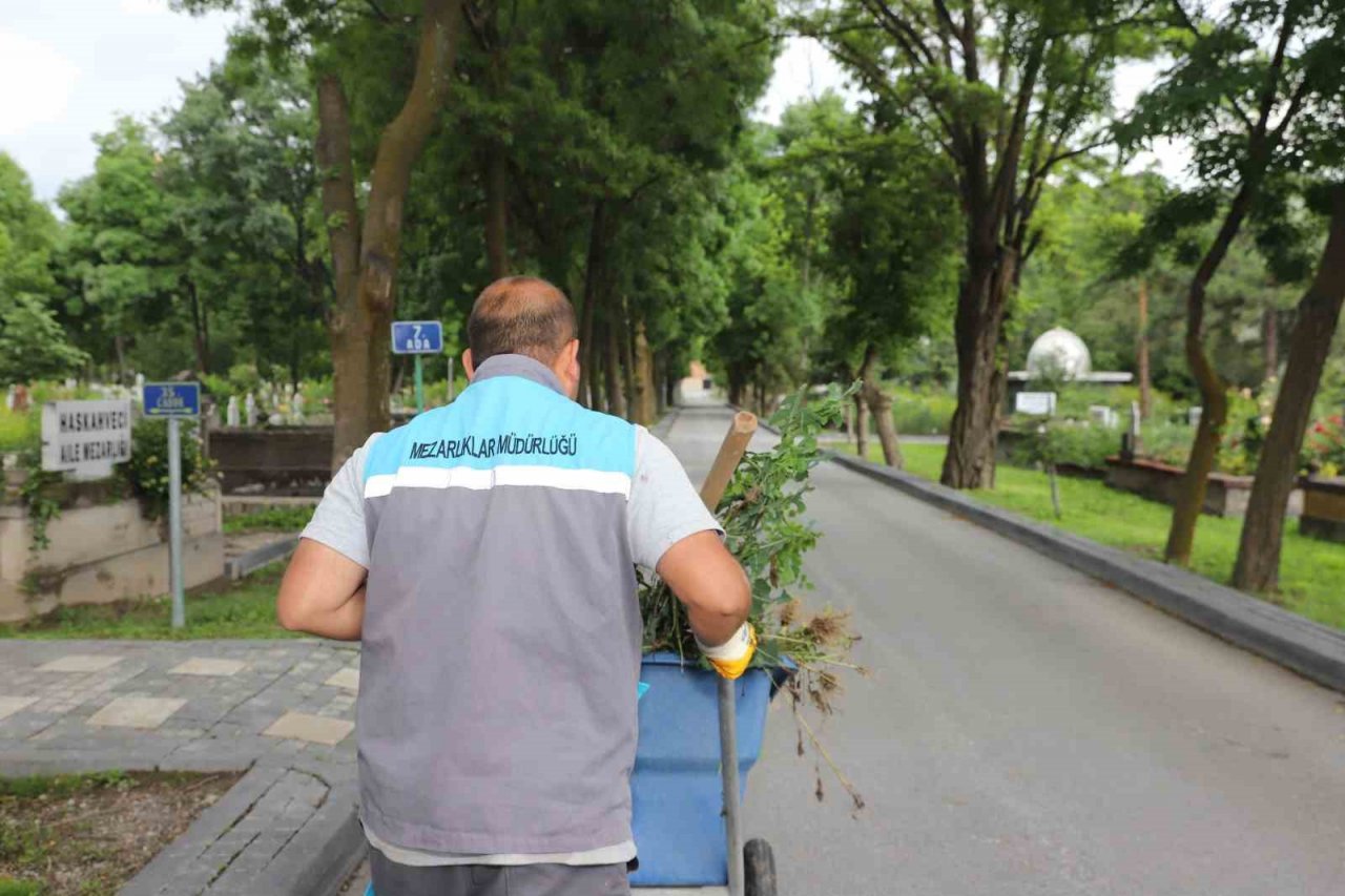 Kayseri Büyükşehir Mezarlıkları bayrama hazır hale getirdi