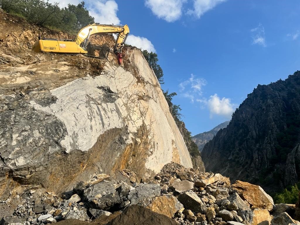 Büyükşehir, çalışma yapılan Kapuzbaşı Şelaleleri yolunu bayram boyunca ulaşıma açtı