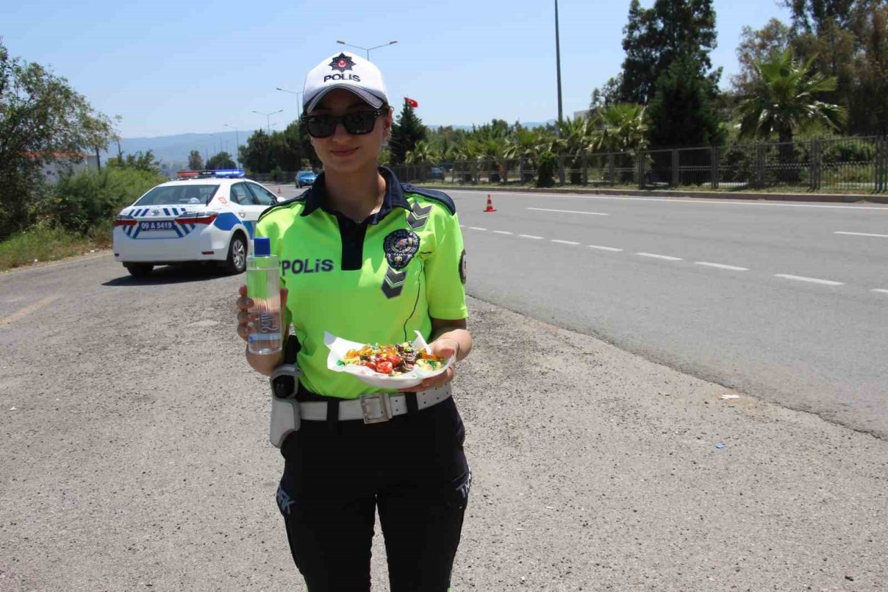 Araç sürücüleri bayram öncesi ’ceza’ yerine ’şeker’ yedi