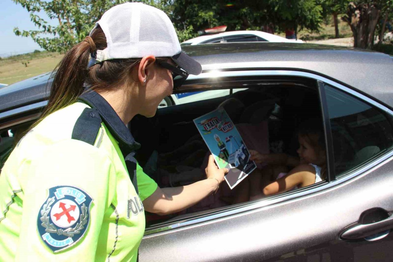 Araç sürücüleri bayram öncesi ’ceza’ yerine ’şeker’ yedi