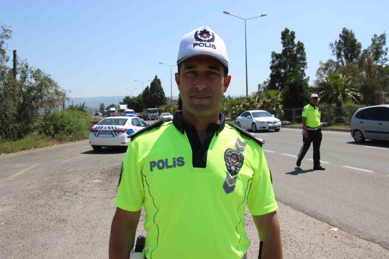 Araç sürücüleri bayram öncesi ’ceza’ yerine ’şeker’ yedi