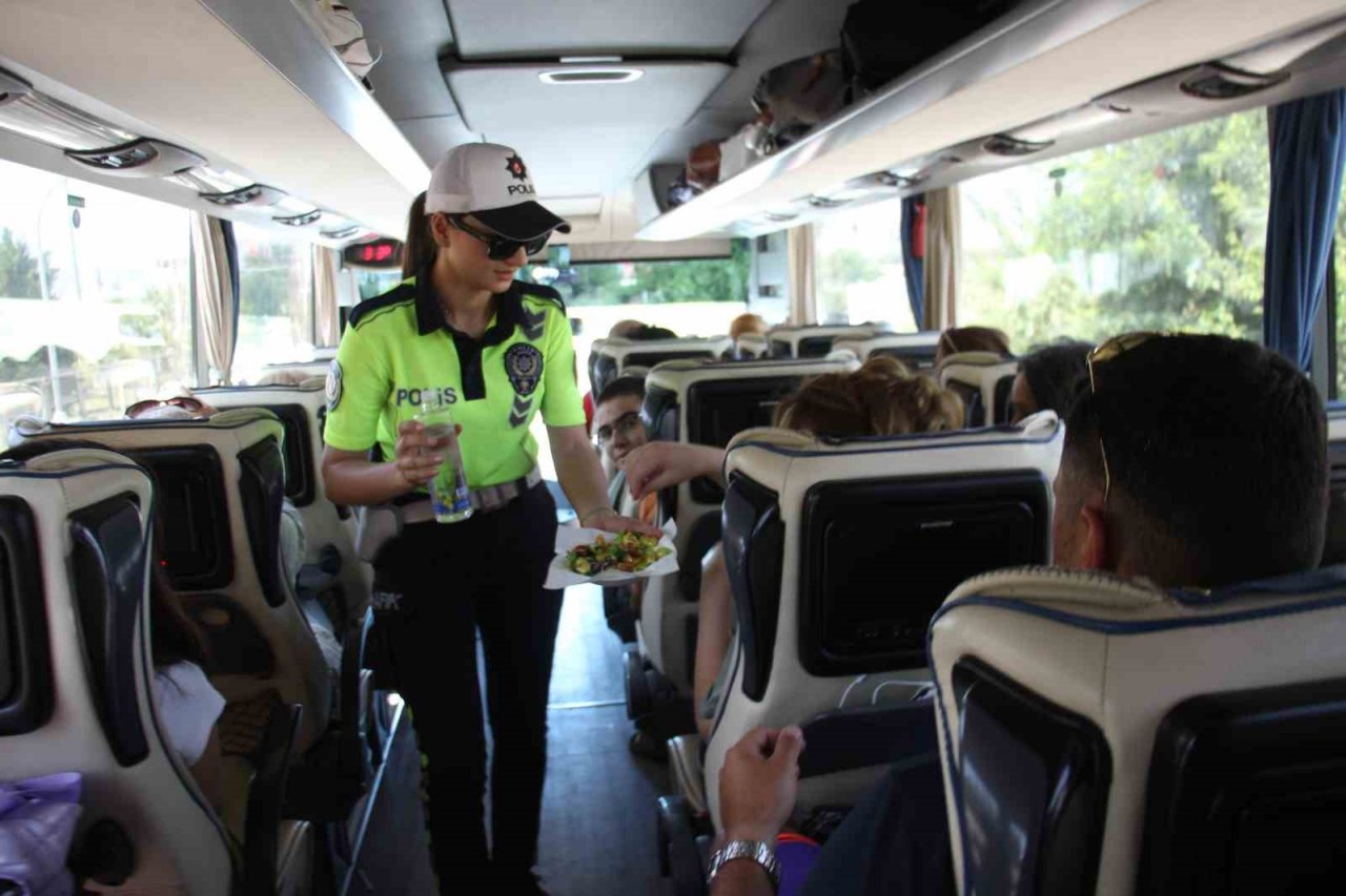 Araç sürücüleri bayram öncesi ’ceza’ yerine ’şeker’ yedi