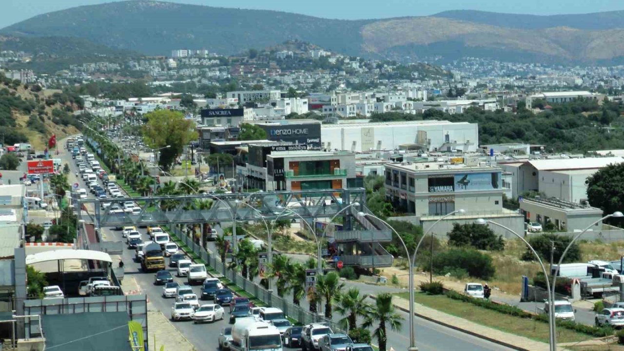 Bodrum’a 1 günde 25 bin araç giriş yaptı, 5 dakikalık yol 45 dakikaya çıktı