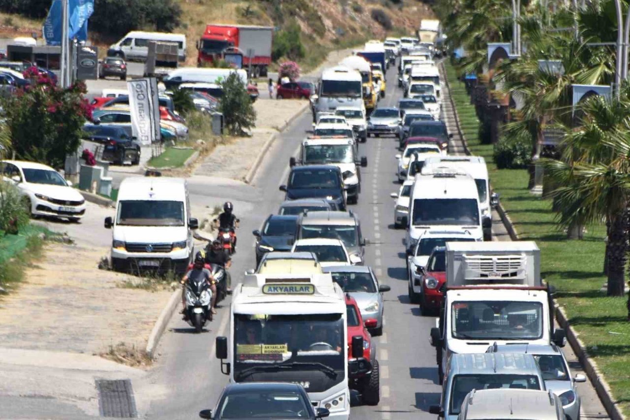 Bodrum’a 1 günde 25 bin araç giriş yaptı, 5 dakikalık yol 45 dakikaya çıktı