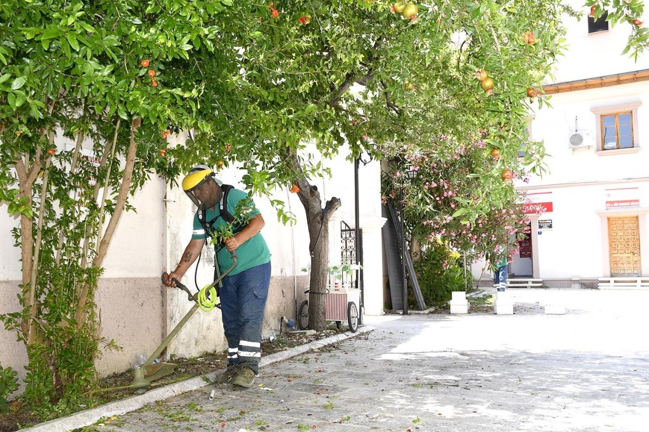 Kuşadasi Belediyesi ilçeyi bayrama hazırlıyor