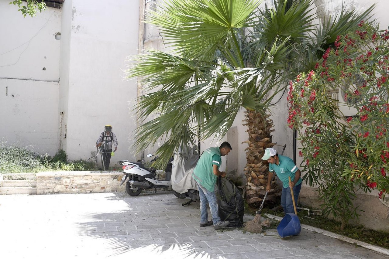 Kuşadasi Belediyesi ilçeyi bayrama hazırlıyor