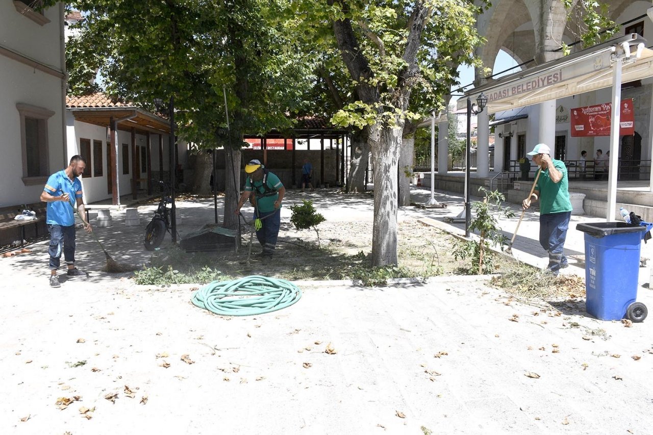 Kuşadasi Belediyesi ilçeyi bayrama hazırlıyor