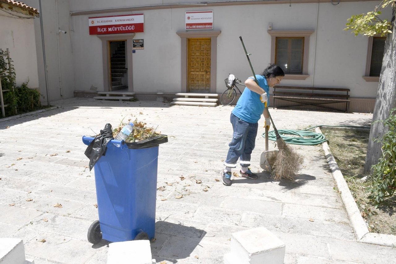 Kuşadasi Belediyesi ilçeyi bayrama hazırlıyor