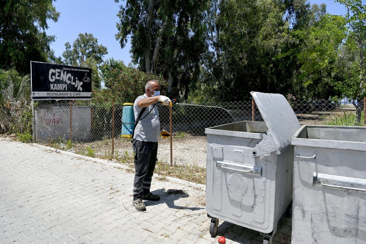 Kuşadasi’nda sivrisinek ve haşerelere karşı düzenli ilaçlama sürüyor