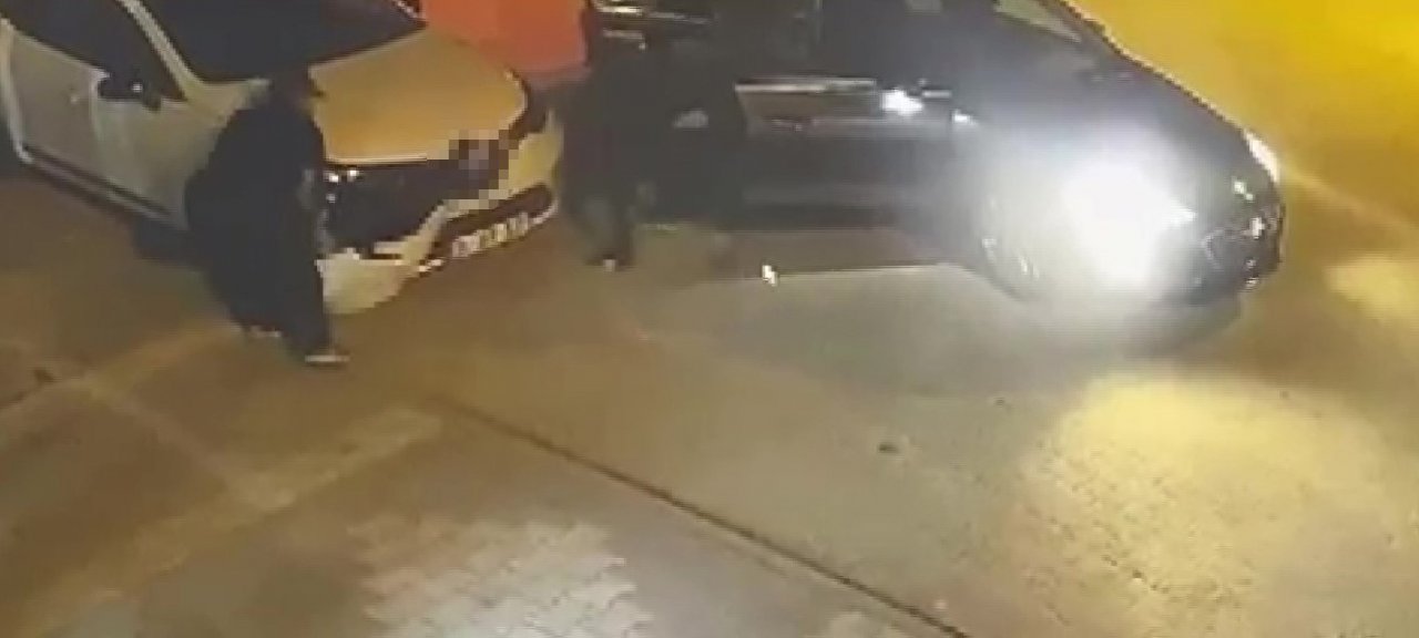 Maltepe’de otomobilin farlarını sökerek çaldılar