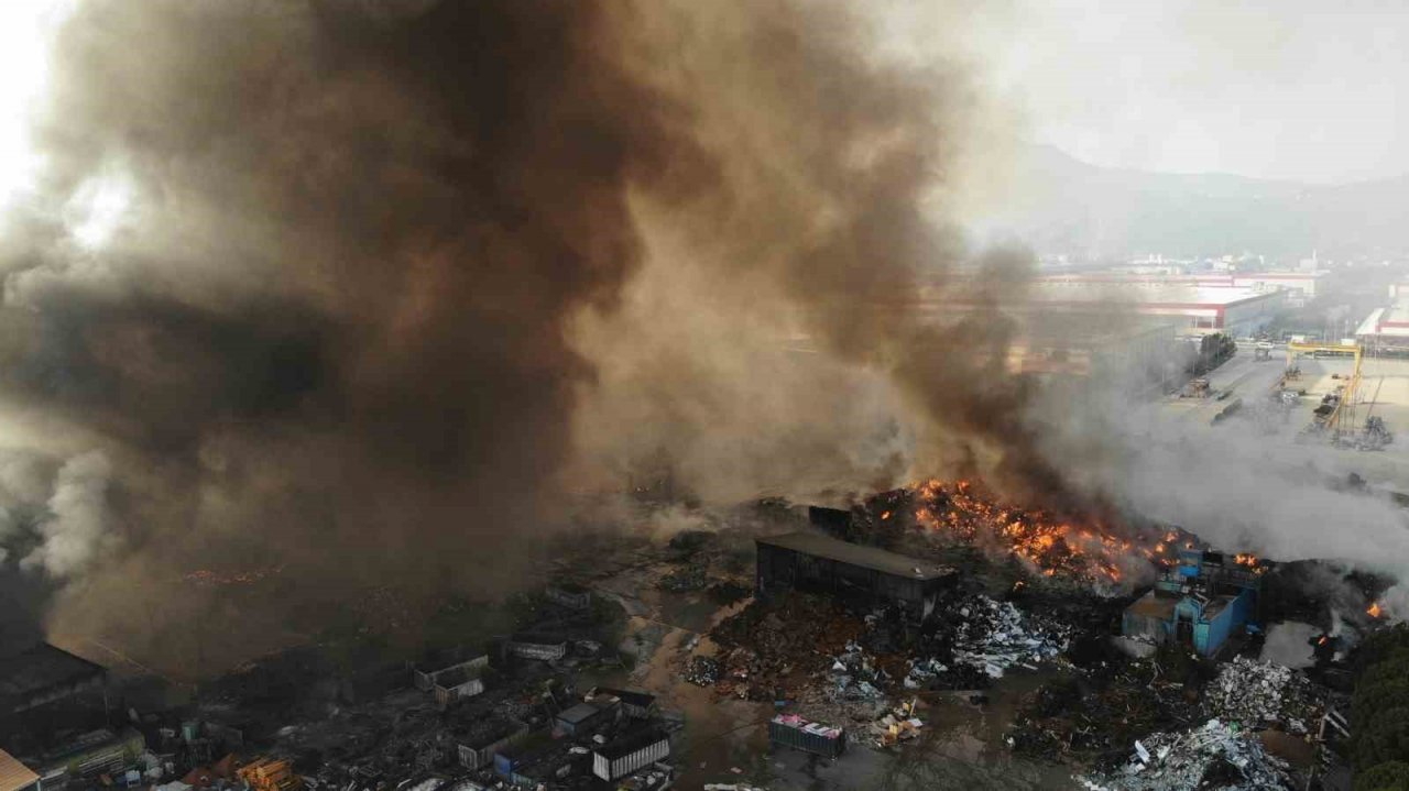 Manisa’daki fabrika yangını 16 saattir devam ediyor