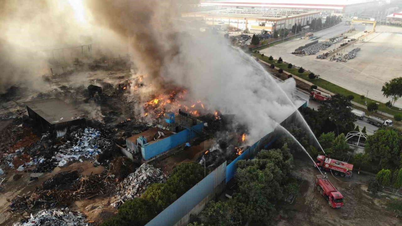 Manisa’daki fabrika yangını 16 saattir devam ediyor