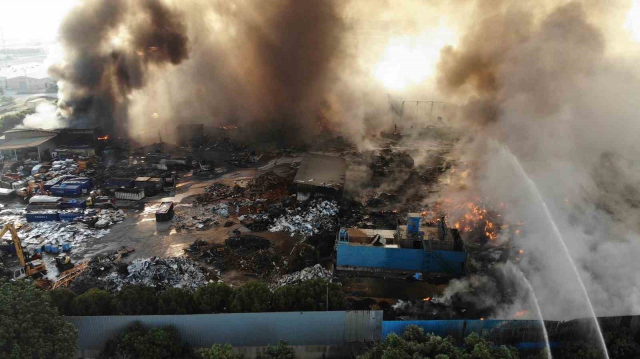 Manisa’daki fabrika yangını 16 saattir devam ediyor