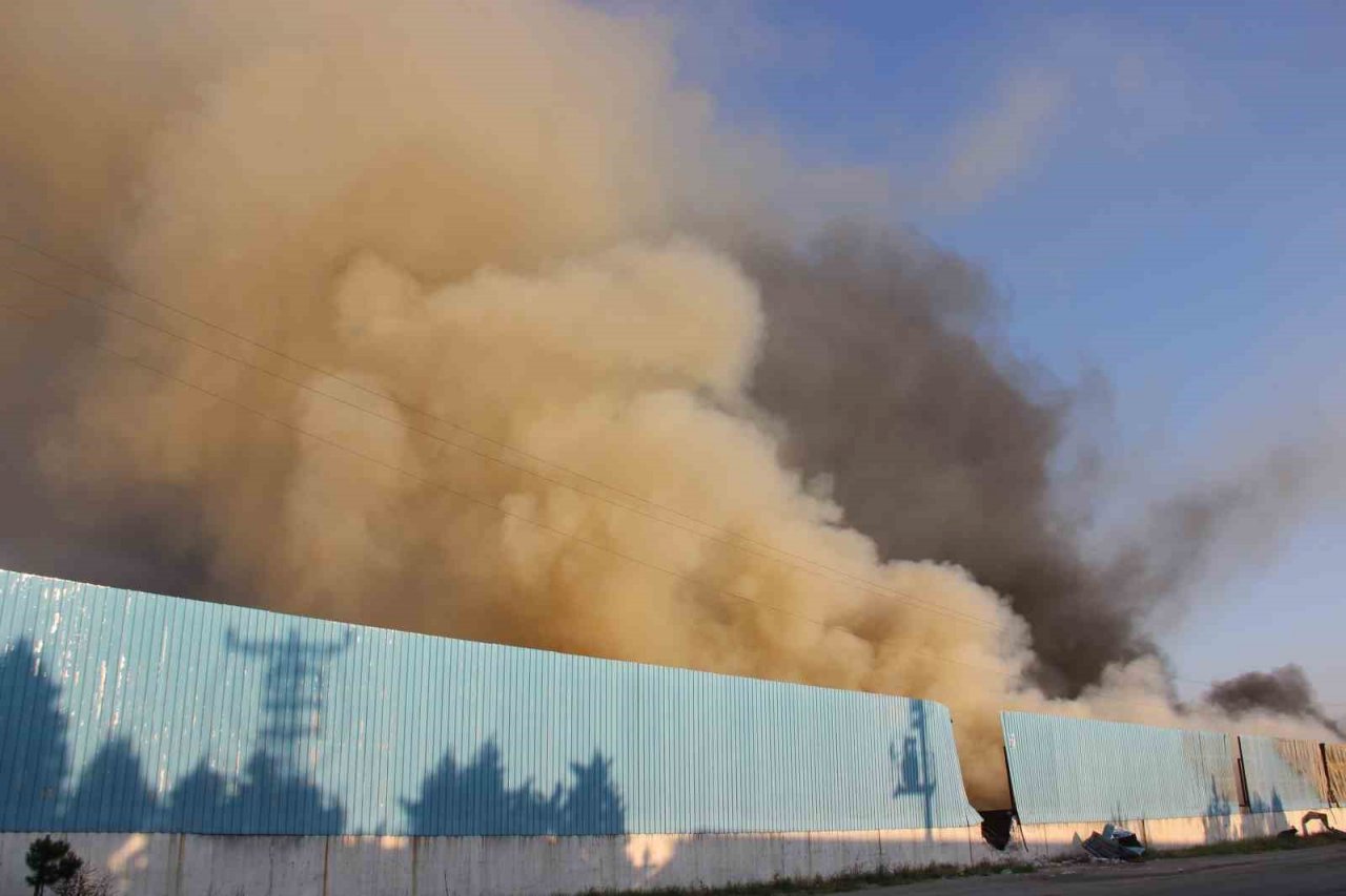 Manisa’daki fabrika yangını 16 saattir devam ediyor