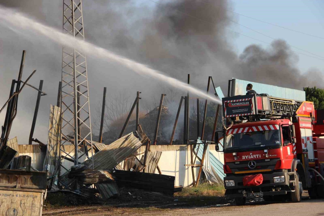 Manisa’daki fabrika yangını 16 saattir devam ediyor