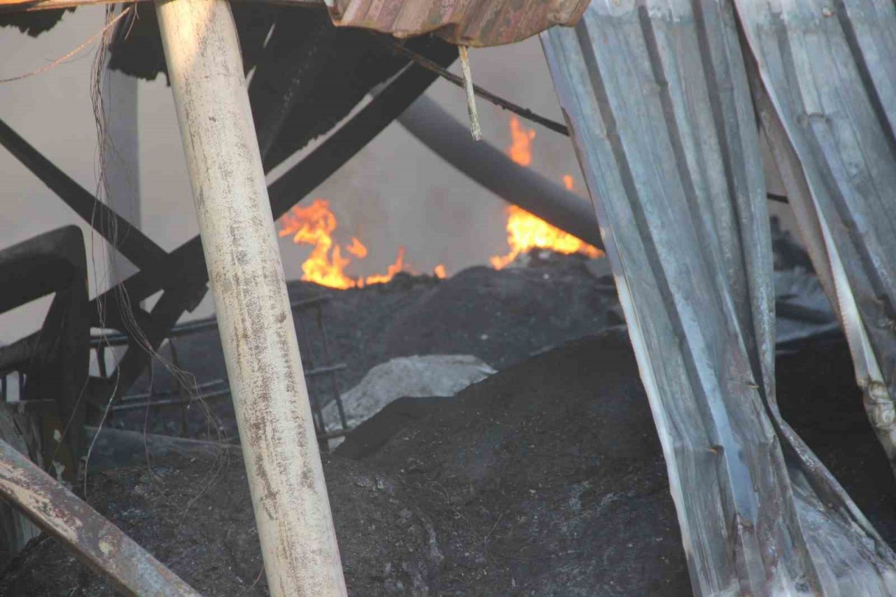 Manisa’daki fabrika yangını 16 saattir devam ediyor