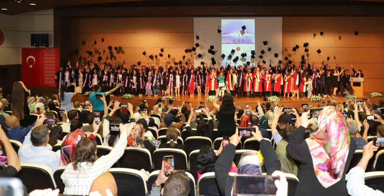 NEVÜ’de gururlandıran mezuniyet