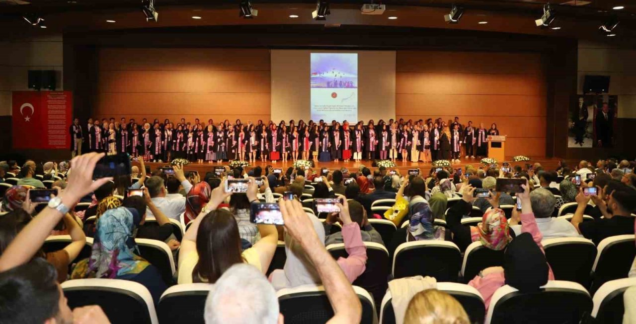 NEVÜ’de gururlandıran mezuniyet