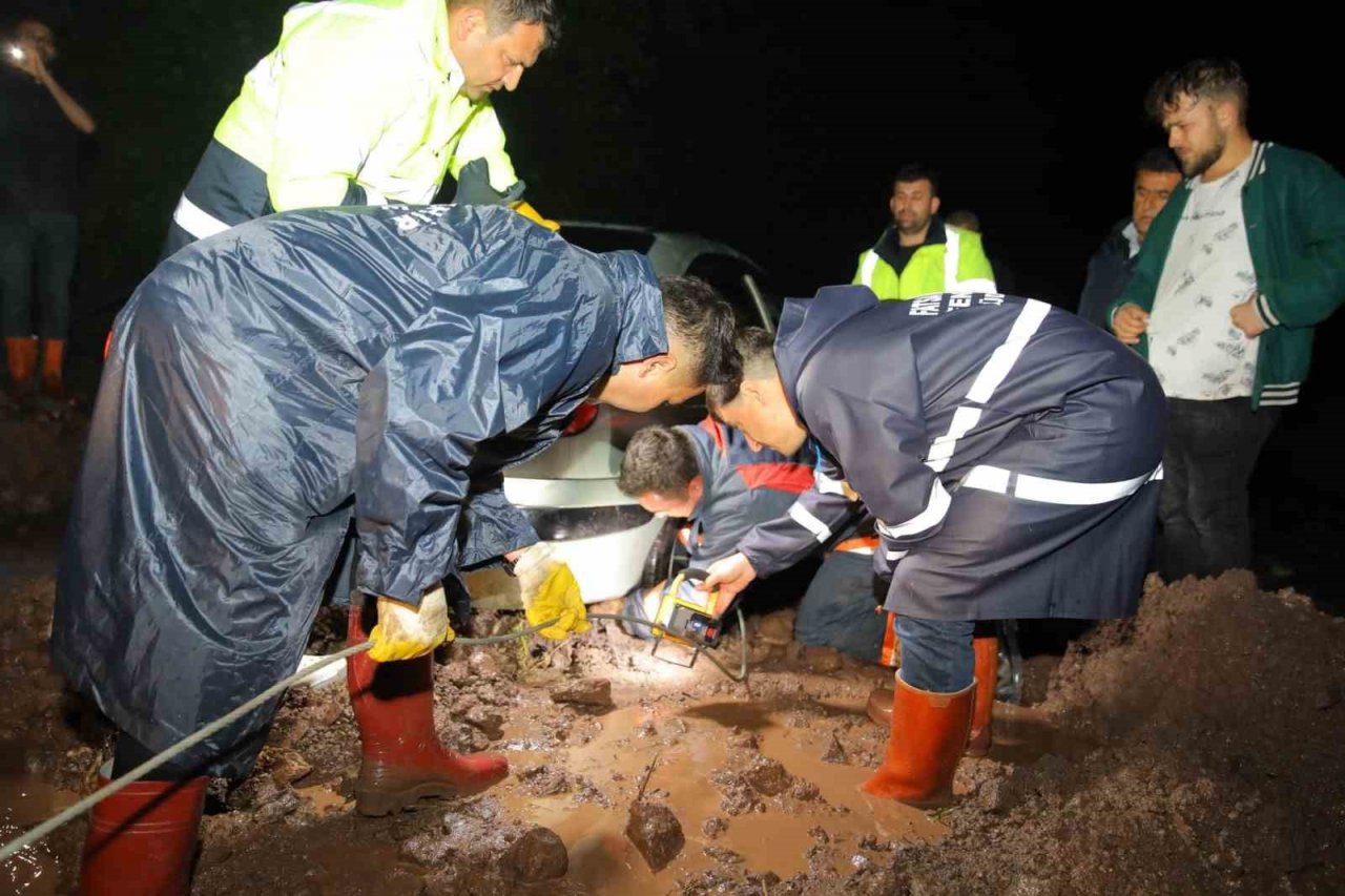 Ordu’da sel: Araç içinde mahsur kalanlar kurtarıldı
