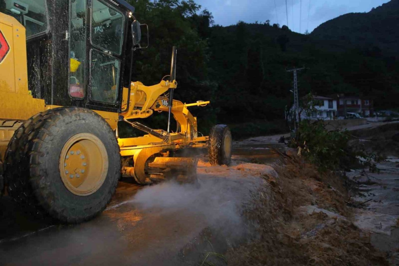 Ordu’da sel: Araç içinde mahsur kalanlar kurtarıldı