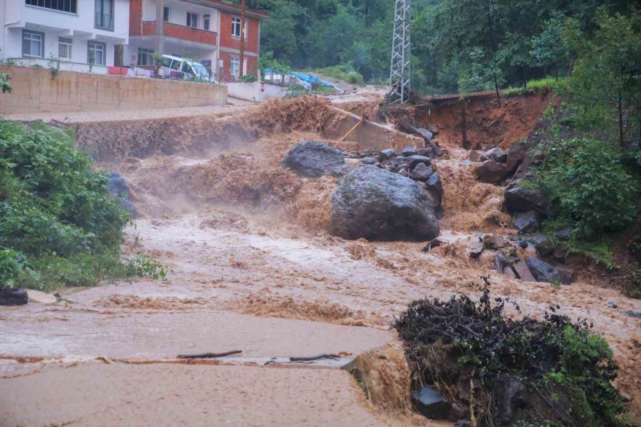 Ordu’da sel: Araç içinde mahsur kalanlar kurtarıldı