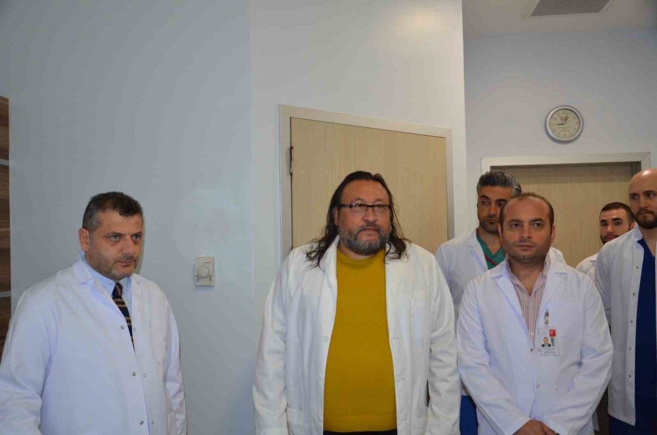 Ayakları ağrıdığı için hastaneye gitti, uyluk kemiğinden 8,9 kilo tümör çıktı